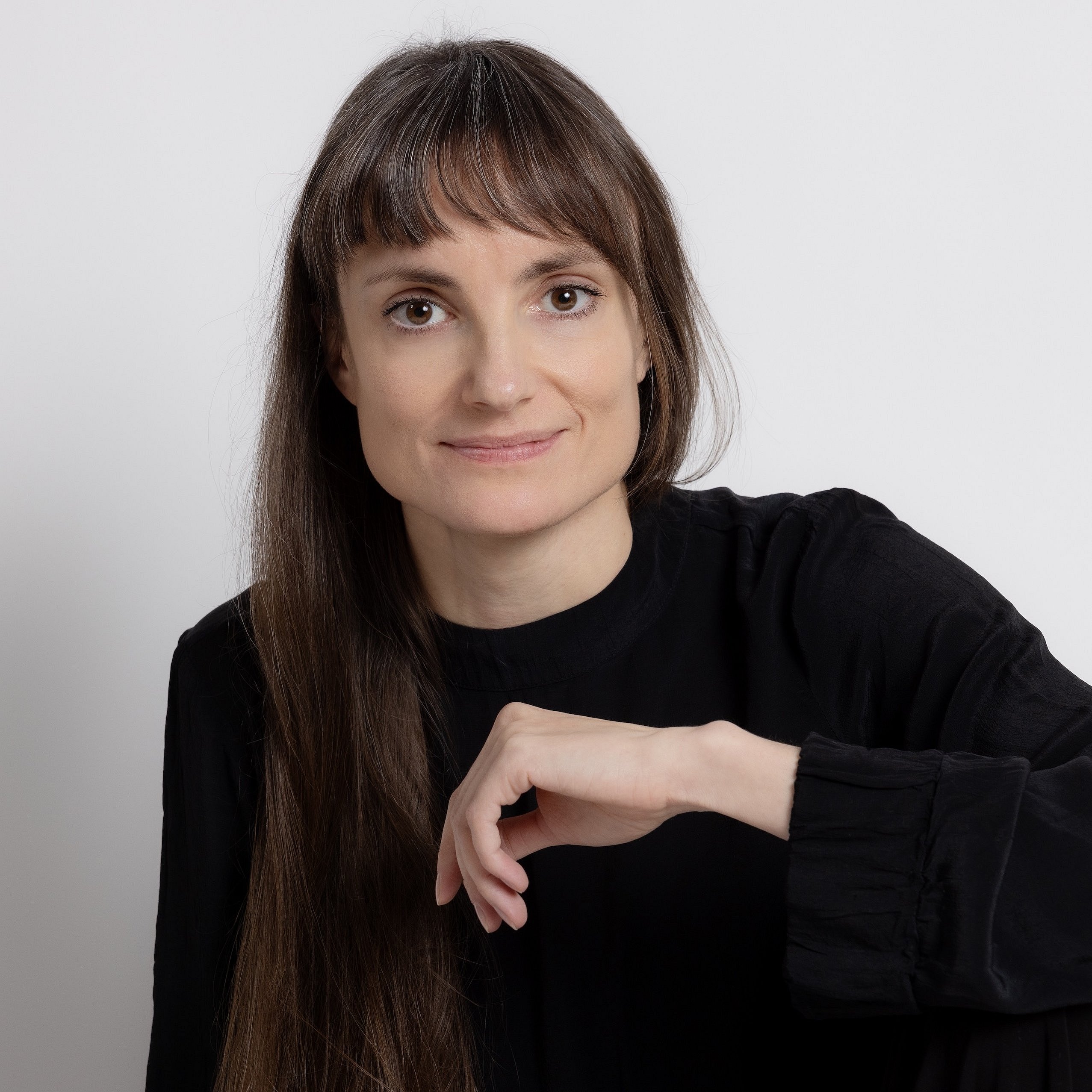 Portrait von Anna zugewandt mit Hand vor Oberkörper