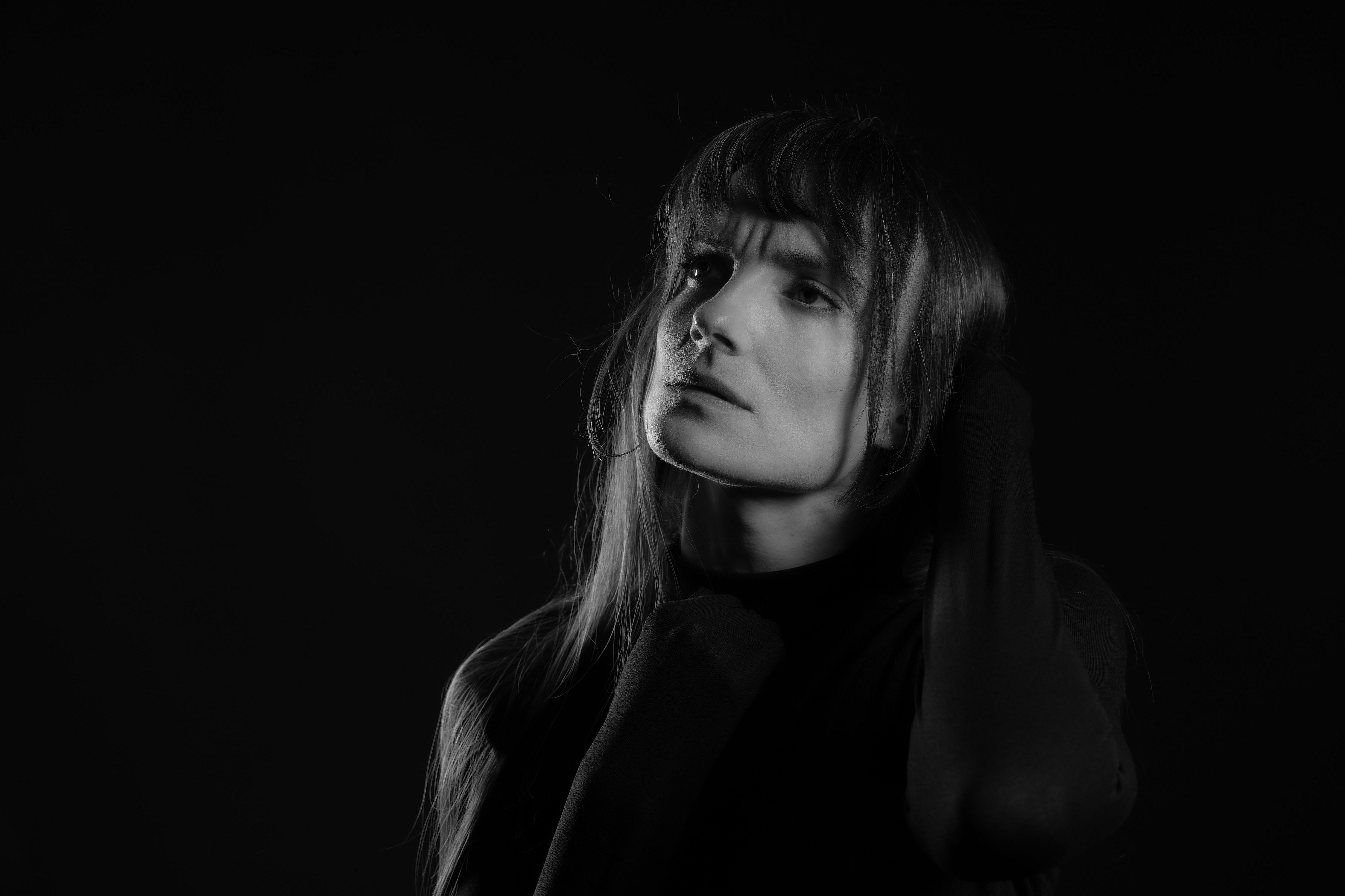 Portrait von Anna seitlich nachdenklich zur Seite schauen