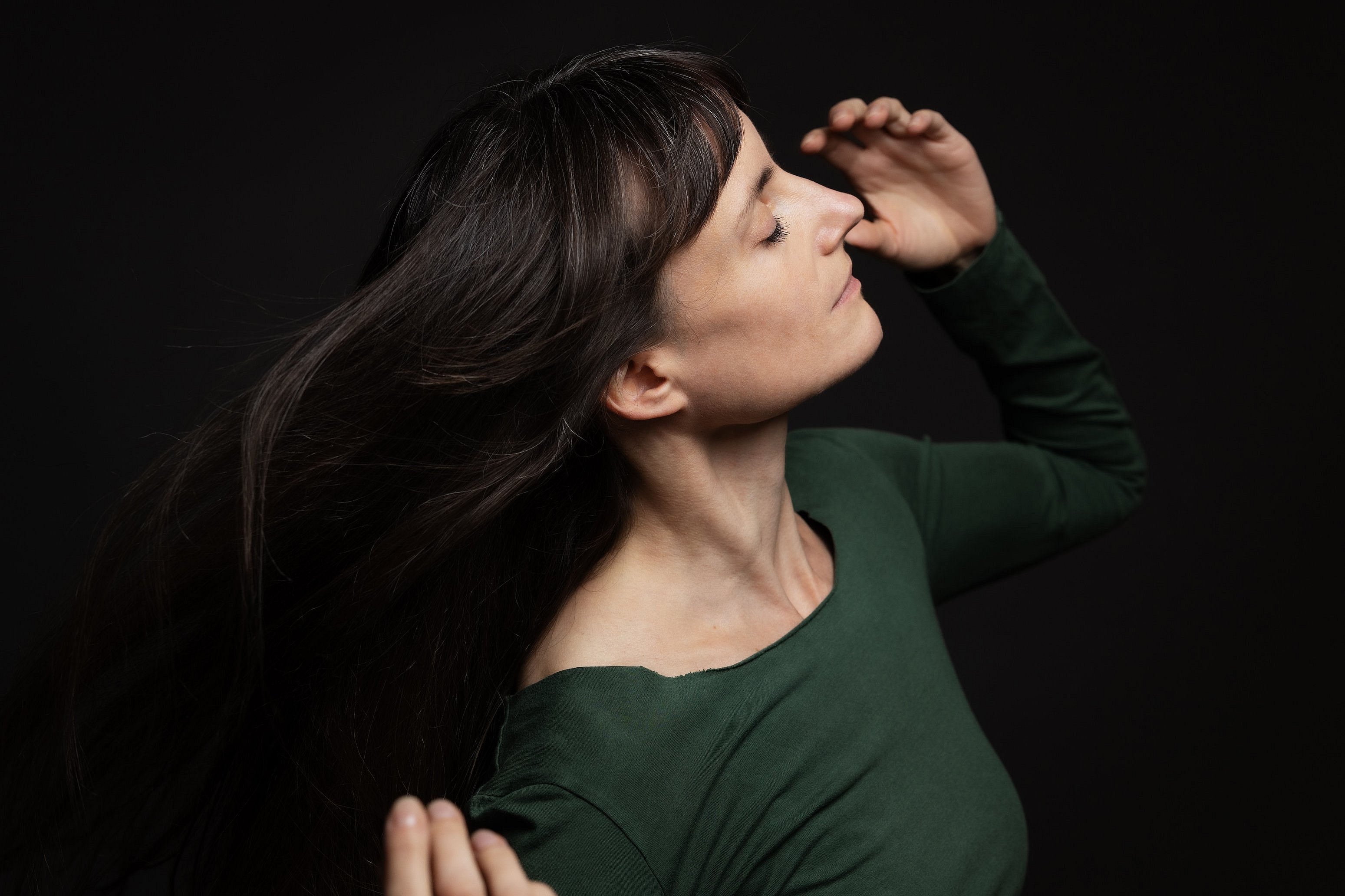 Foto: Zsu Szabó Portrait von Anna von der Seite mit geschlossenen Augen tanzend